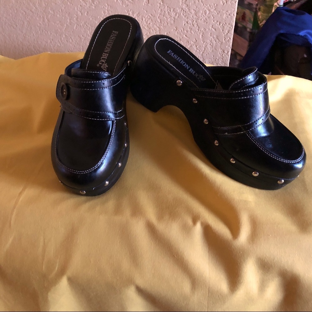 Fashion bug, black clogs